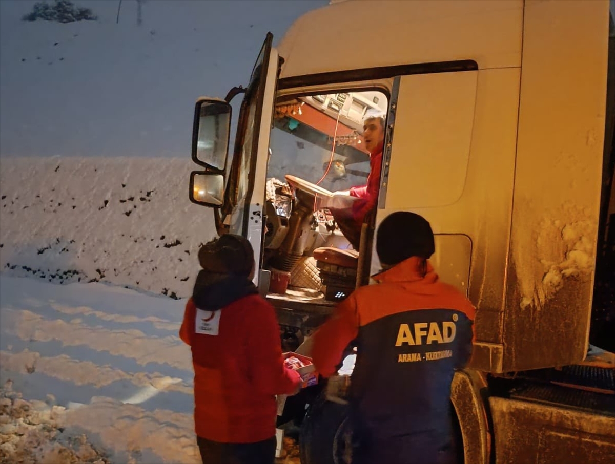 Kar nedeniyle Bingöl-Diyarbakır kara yolunda mahsur kalanlara kumanya ulaştırıldı