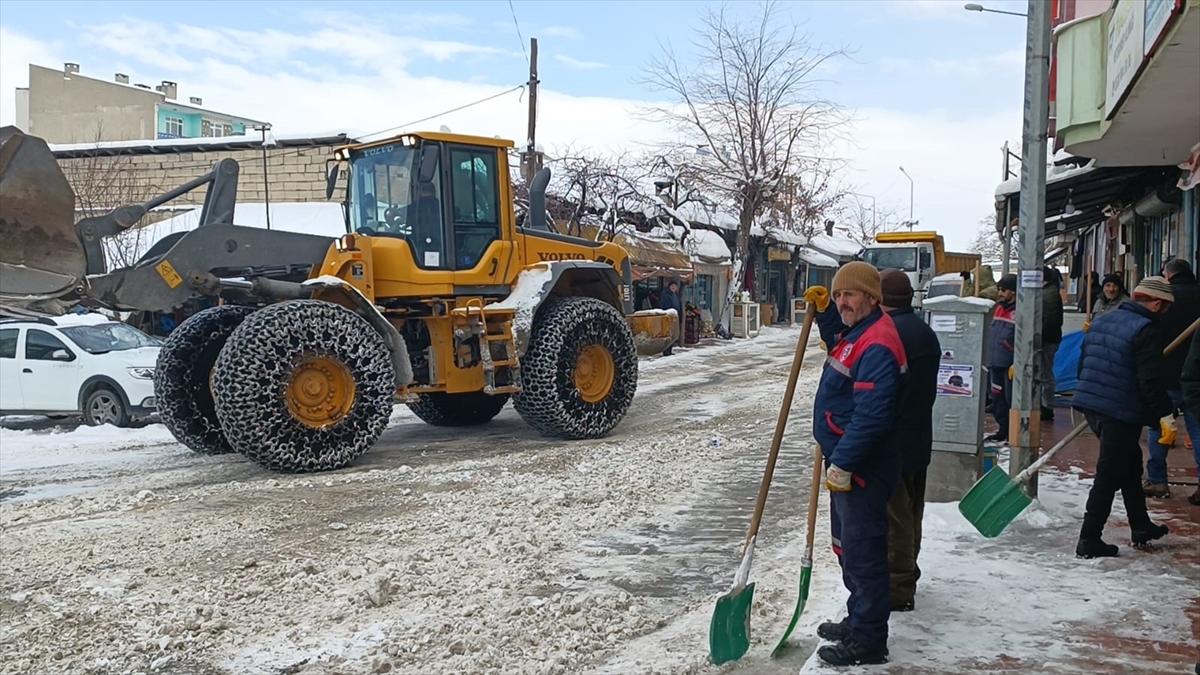 Kars’ta cadde ve sokaklarda biriken karlar kamyonlarla şehir dışına götürülüyor