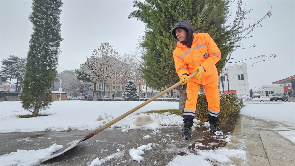 Malatya'da karla mücadele çalışmaları yapılıyor