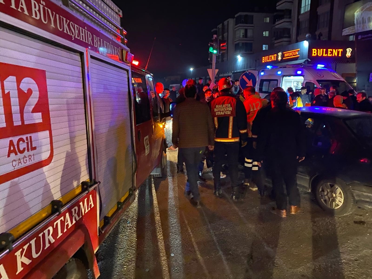 Malatya'da iki otomobilin çarpıştığı kazada sürücüler yaralandı