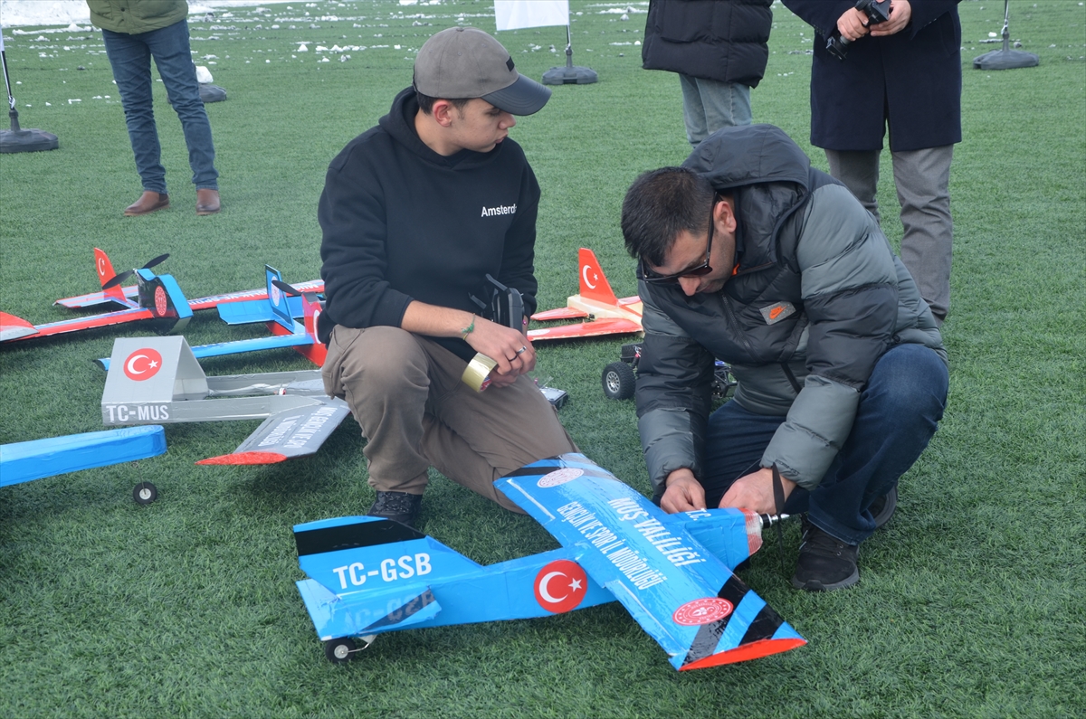 Muşlu gençler model uçak eğitimiyle TEKNOFEST'e hazırlanıyor