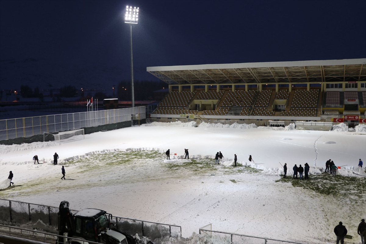 Muş'ta karla kaplı stadı taraftarlar ve kurum personeli temizledi