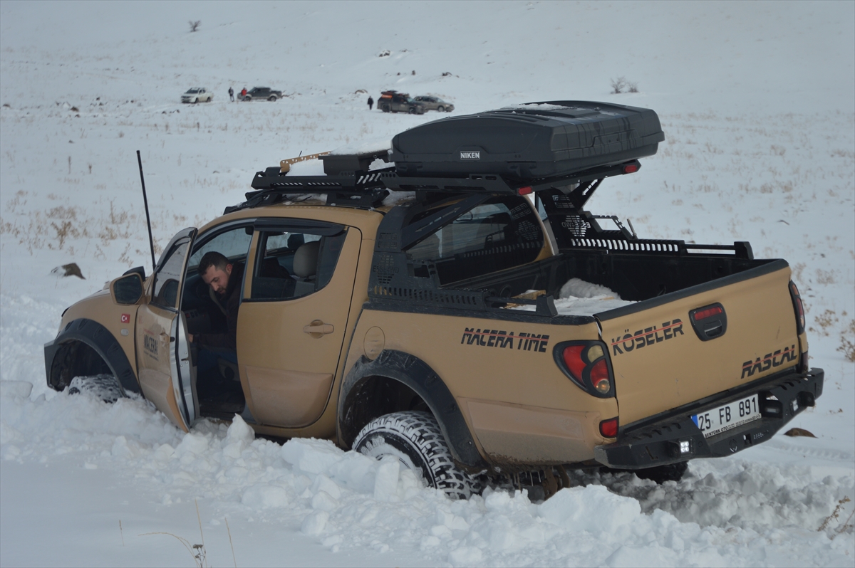 Off-road tutkunları Erzurum'da doğaya yem bırakıp karda lastik raftingi yaptı