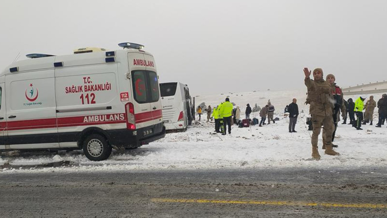 Kars’ta korkunç kaza! 2 kişi öldü, 8 kişi yaralandı