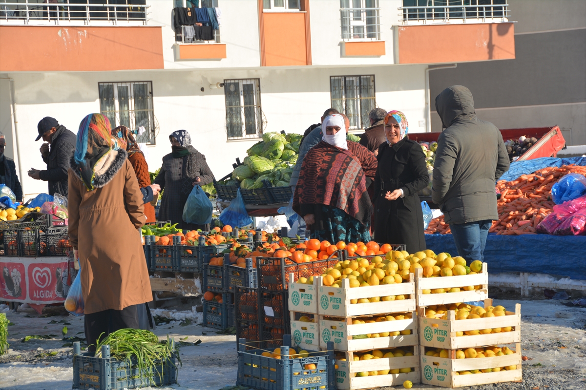 Tatvan'da açılan semt pazarı ilgi görüyor