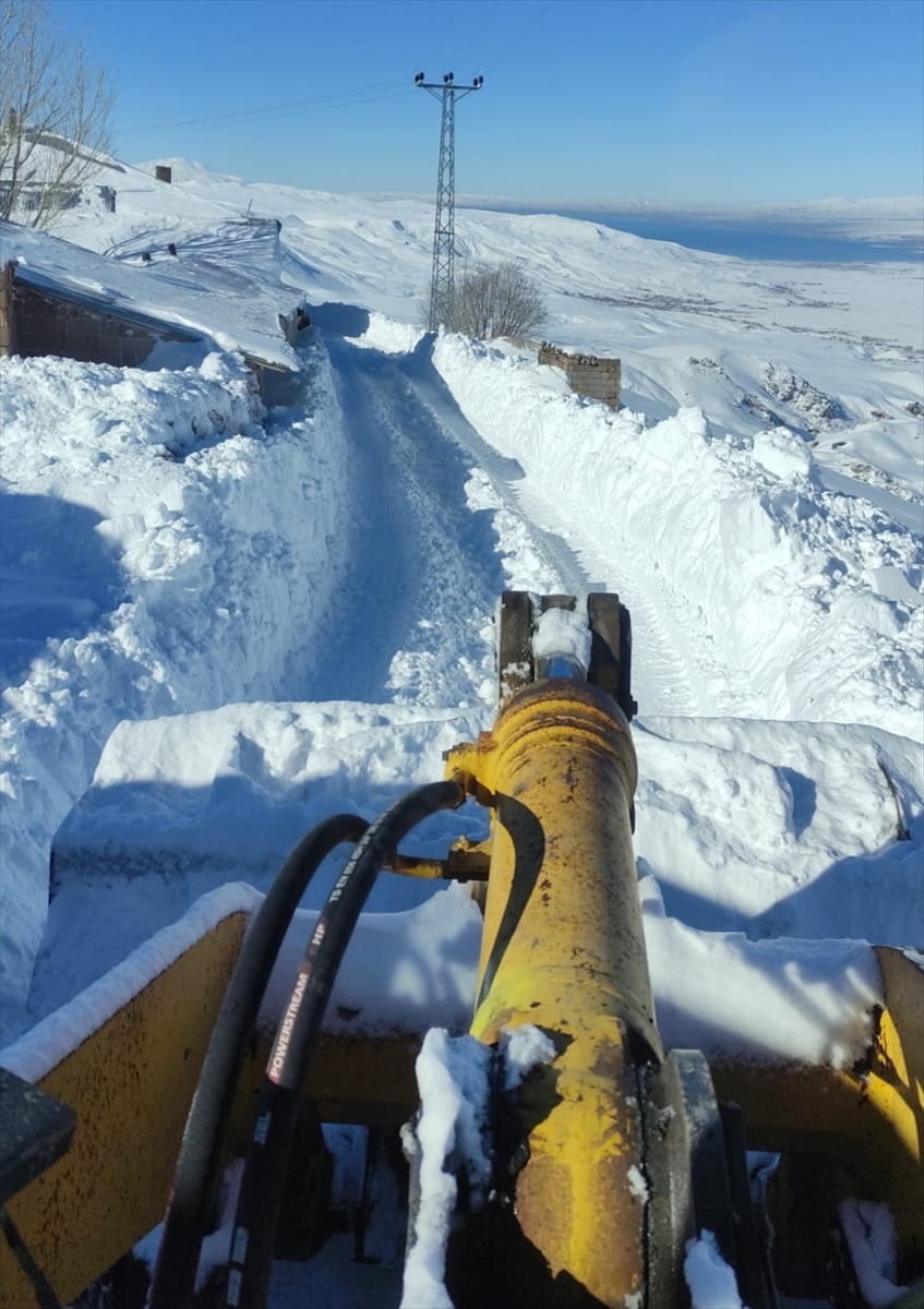 Van Muradiye’de belediye ekipleri karla mücadele çalışması yürütüyor