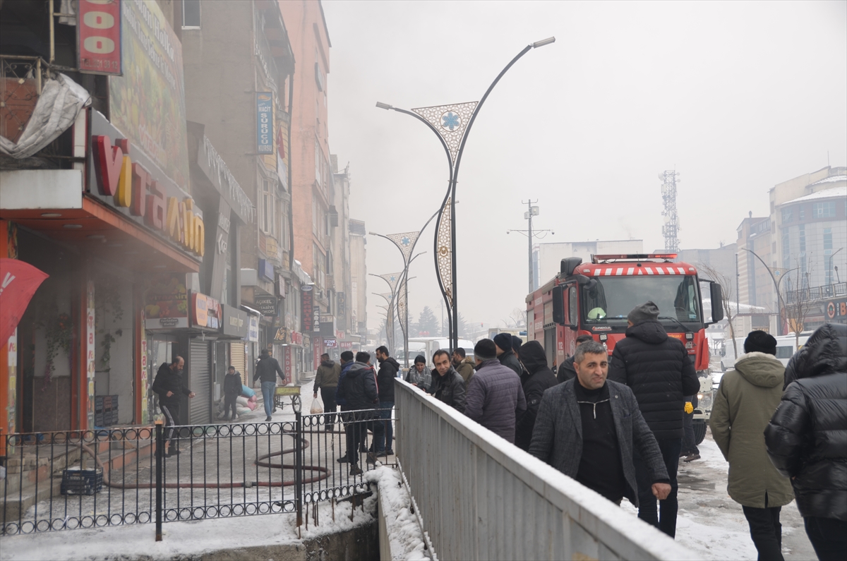 Yüksekova'da iş yerinde çıkan yangın hasara neden oldu