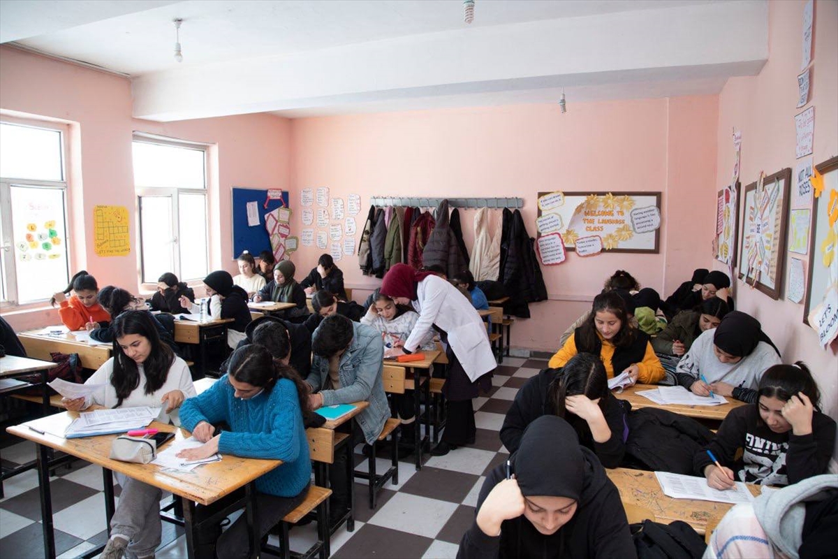 Ağrı'da gönüllü öğretmenler kırsalda yaşayan öğrencileri üniversite sınavına hazırlıyor