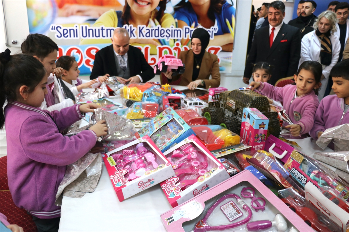 Ağrı'daki öğrenciler depremzede çocuklara oyuncak gönderdi