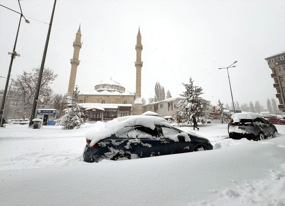 Ardahan'da kar ve tipi hayatı olumsuz etkiliyor