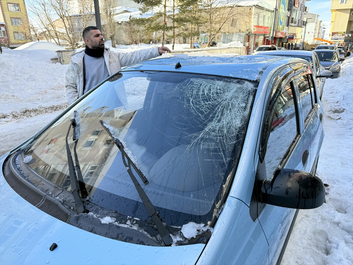 Ardahan'da üzerine kar kütlesi düşen otomobilde hasar oluştu