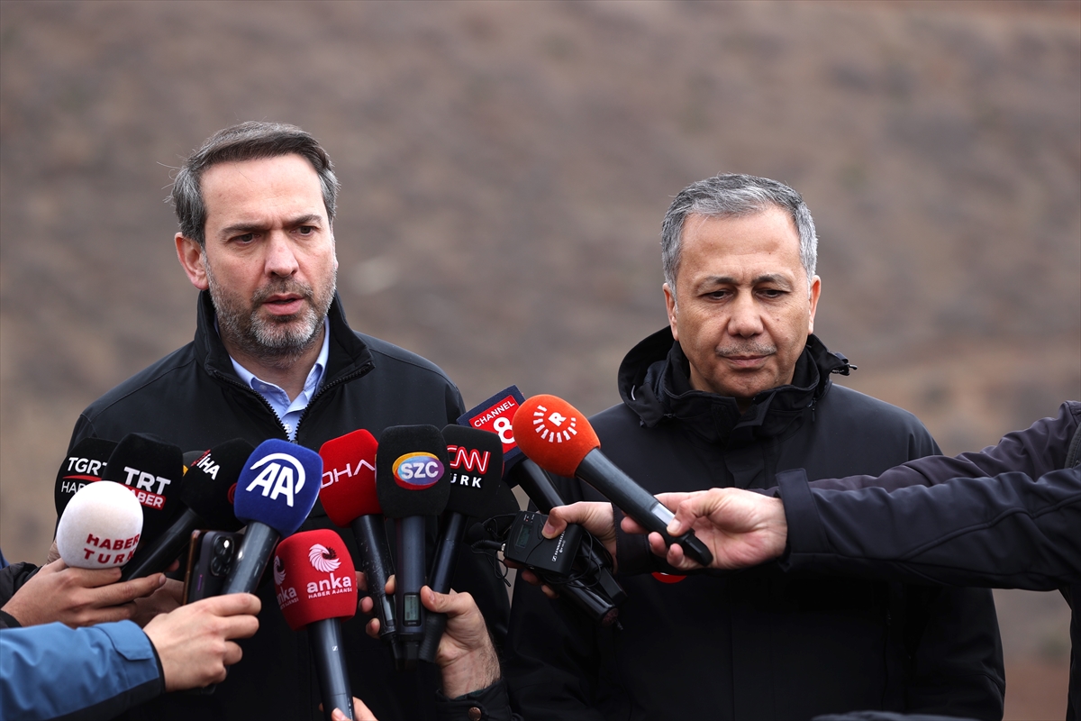 Bakan Bayraktar'dan Erzincan'daki toprak kaymasına ilişkin açıklama: