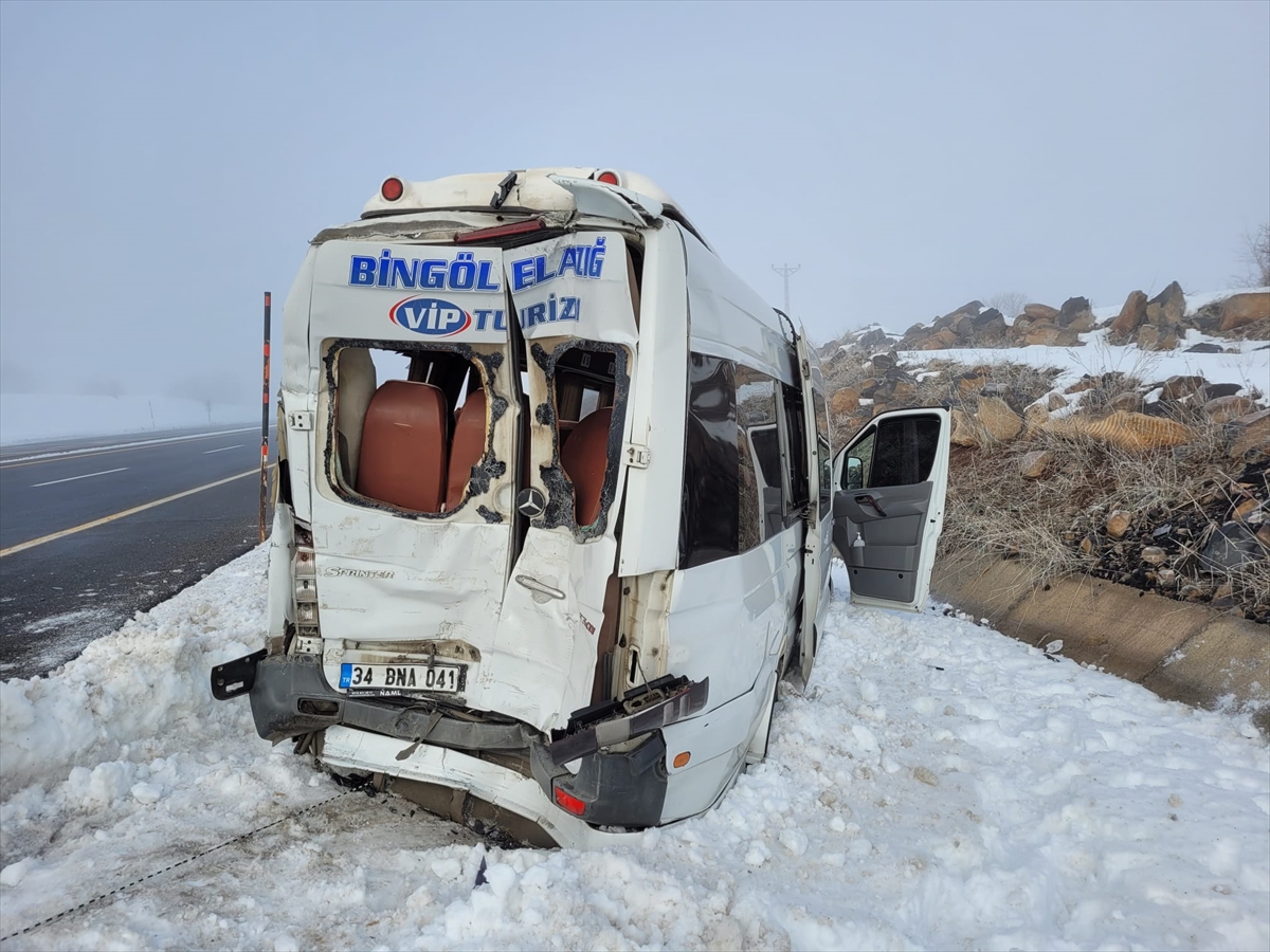 Bingöl'de minibüs ile hafif ticari aracın çarpıştığı kazada 7 kişi yaralandı