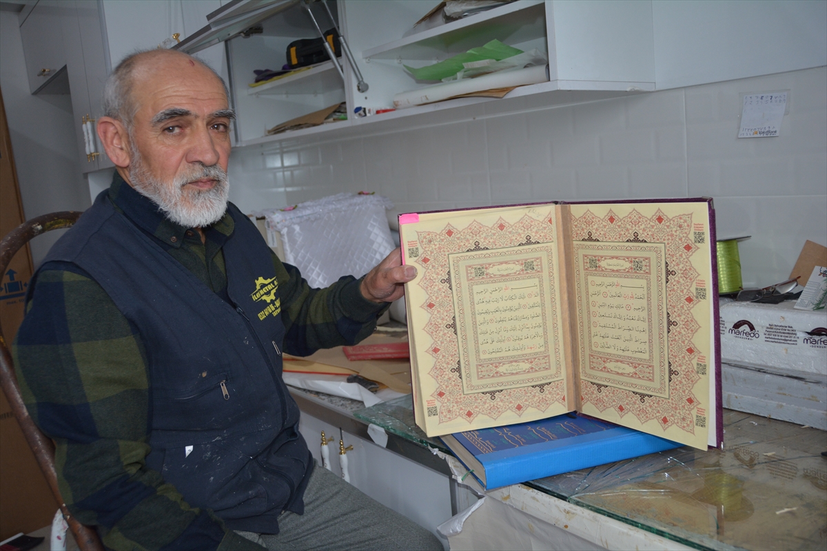 Bitlisli hayırsever yıpranan Kur'an-ı Kerimleri evinde onarıyor