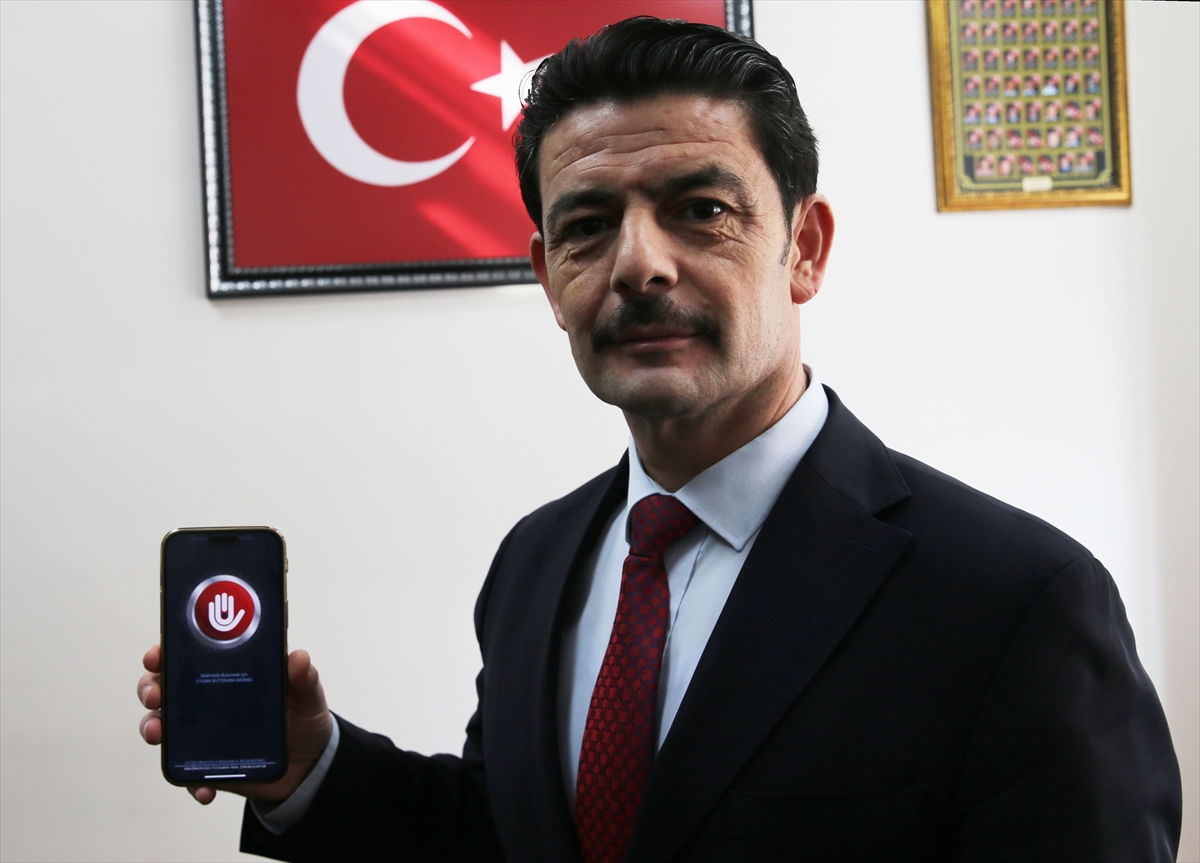 Bitlis'te polisler, vatandaşlara “UYUMA” ve “NARVAS” projelerini anlattı