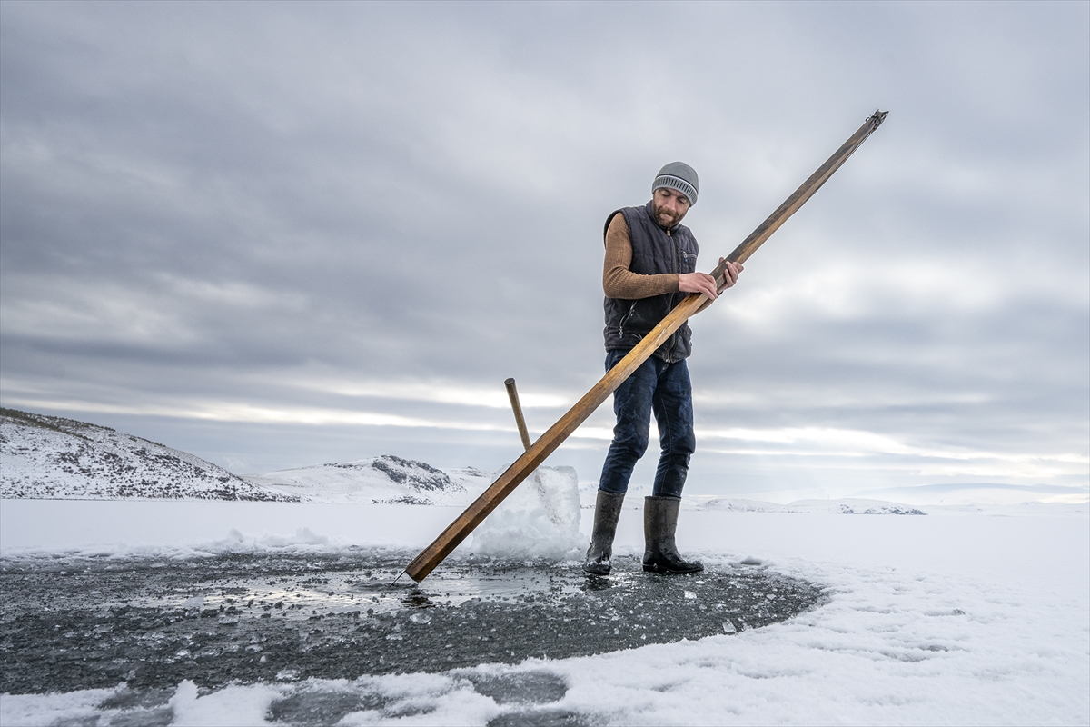 Buzla kaplı gölde 30 yıldır “Eskimo usulü” balık avlıyor