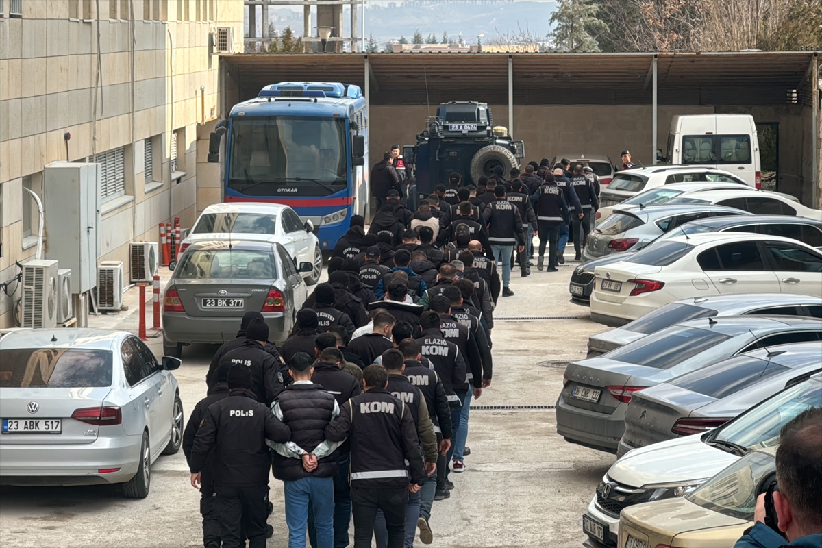 Elazığ'da Kafes-37 operasyonunda yakalanan 35 zanlı adliyeye sevk edildi