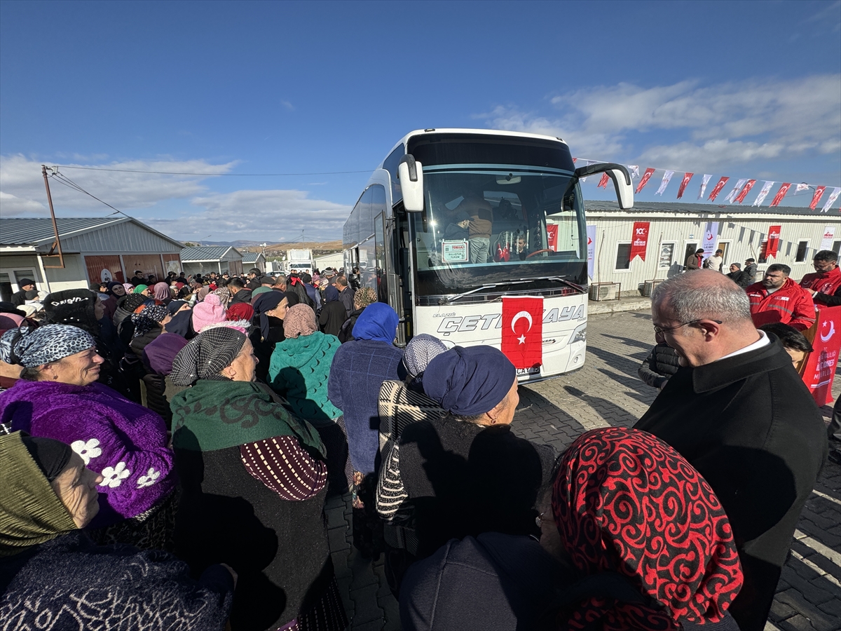 Elazığ'da misafir edilen 218 Ahıska Türkü aile kalıcı iskanları için Ahlat'a uğurlandı