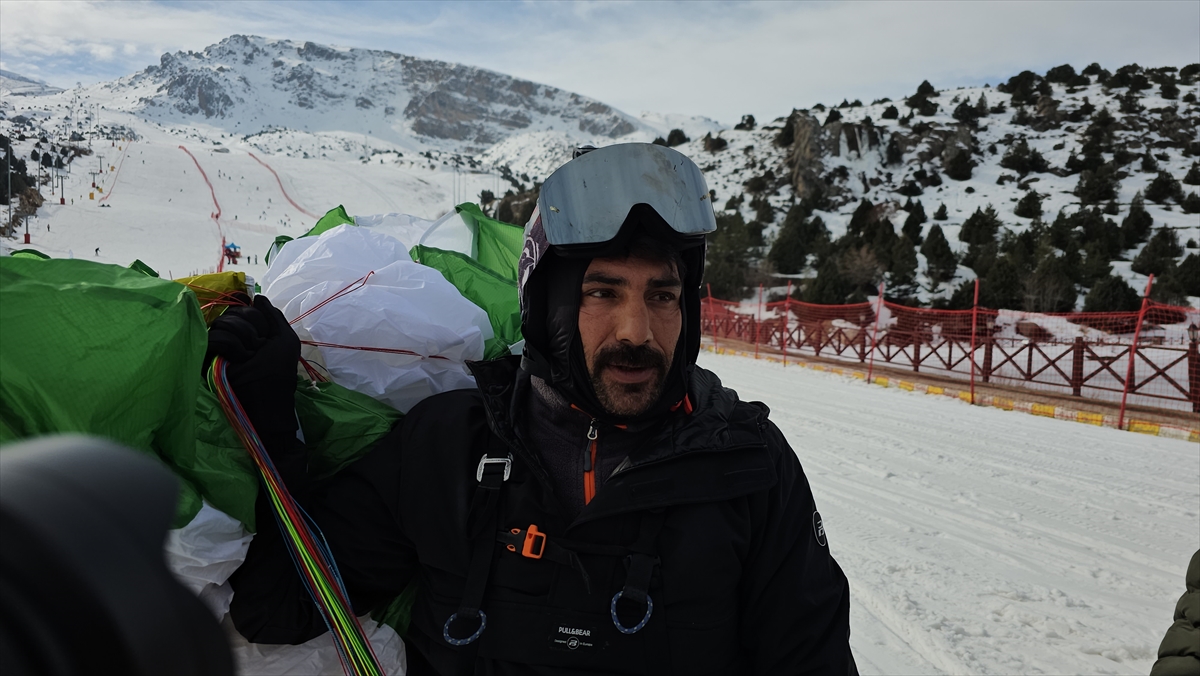 Erzincan'da yerli ve yabancı ekstrem sporcuları “yamaç paraşütüyle kayak” yaptı