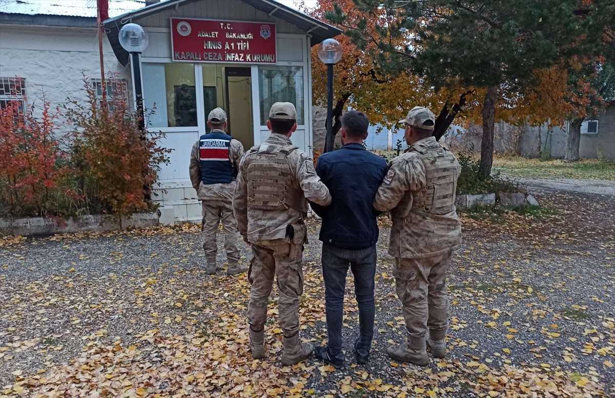 Erzurum'da jandarma, asayiş uygulamalarında aranan 20 kişiyi yakaladı