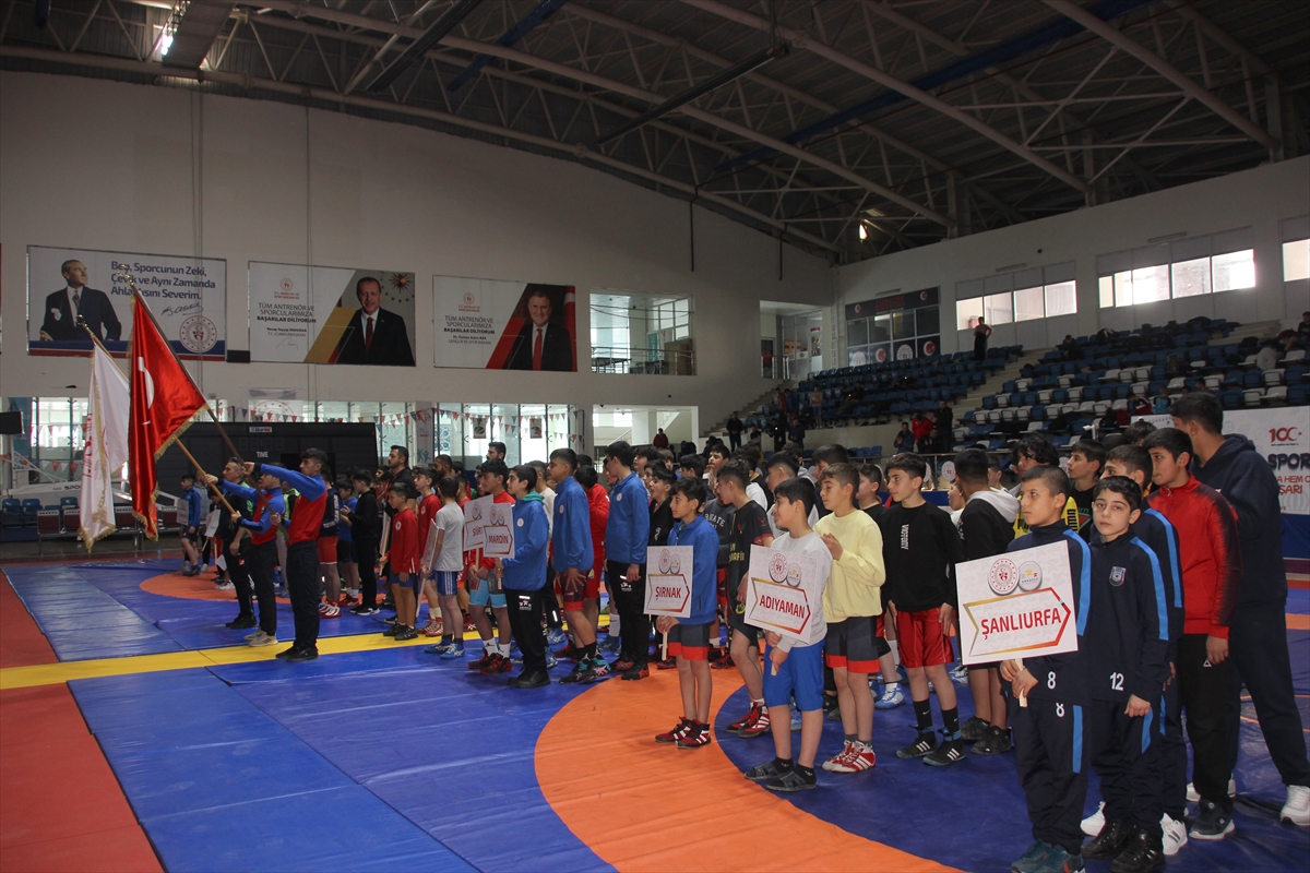 Hakkari'de düzenlenen Okul Sporları Güreş Grup Müsabakaları başladı
