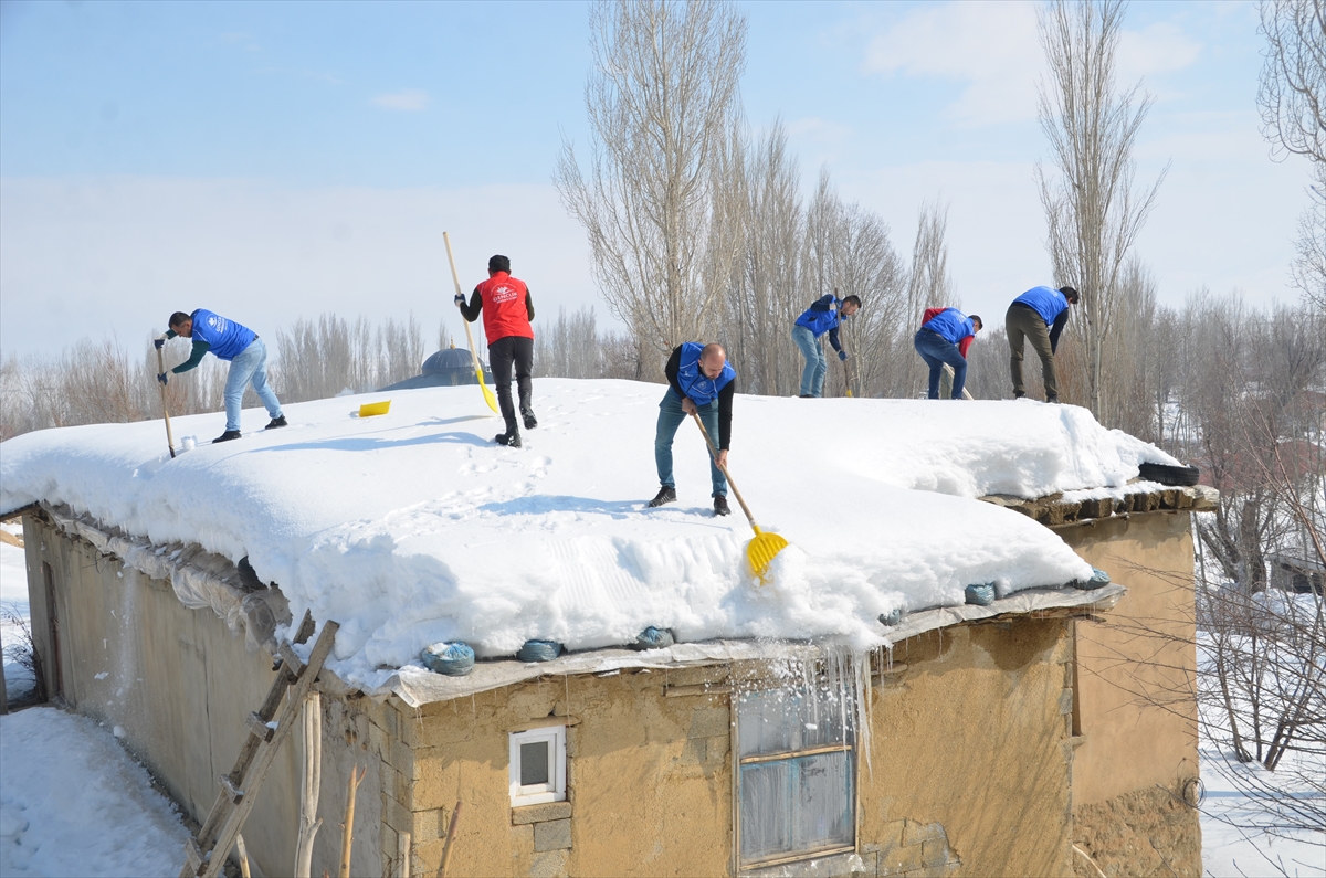 Hakkari'de gönüllü gençler yaşlı çiftin evinin damında biriken karı temizledi