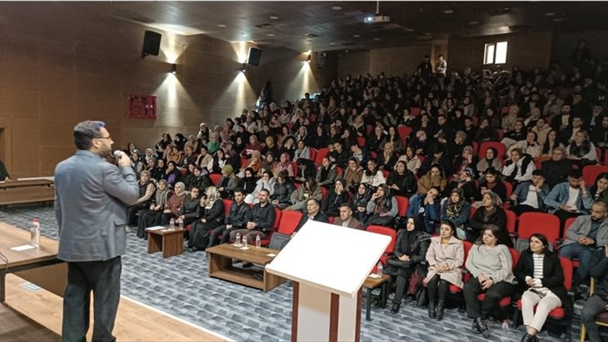 Hakkari'de üniversite öğrencilerine “Yaratılış Gayemiz” konulu konferans düzenlendi