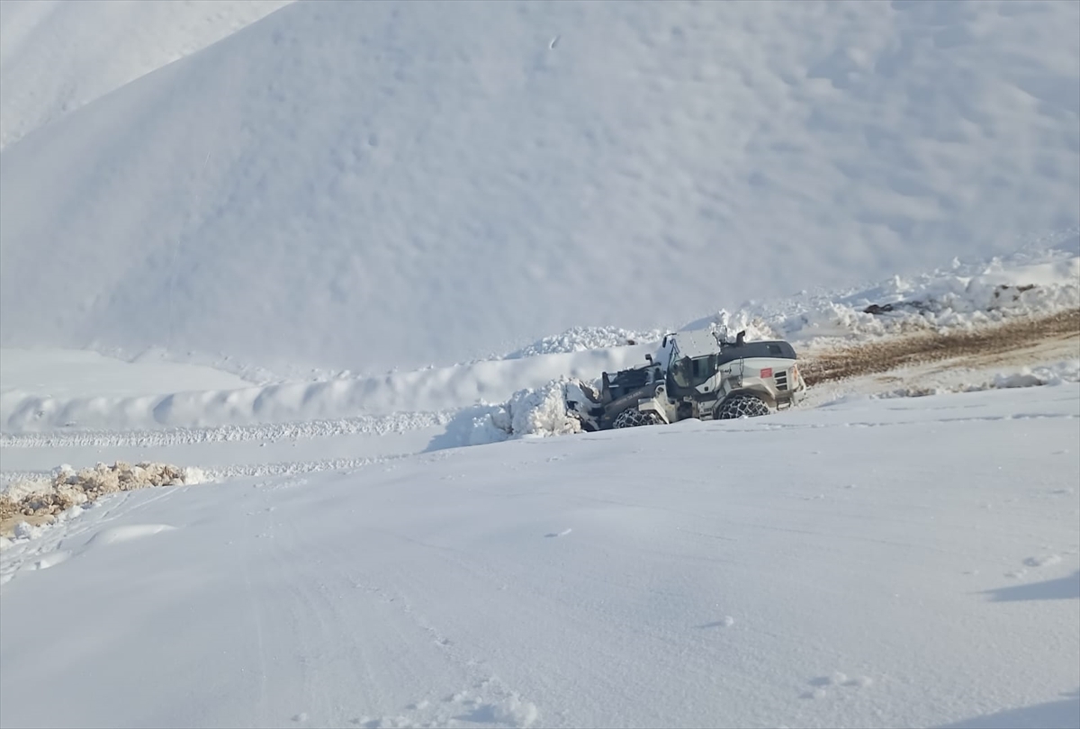 Hakkari'de üs bölgesi yolunda karla mücadele çalışması yürütülüyor