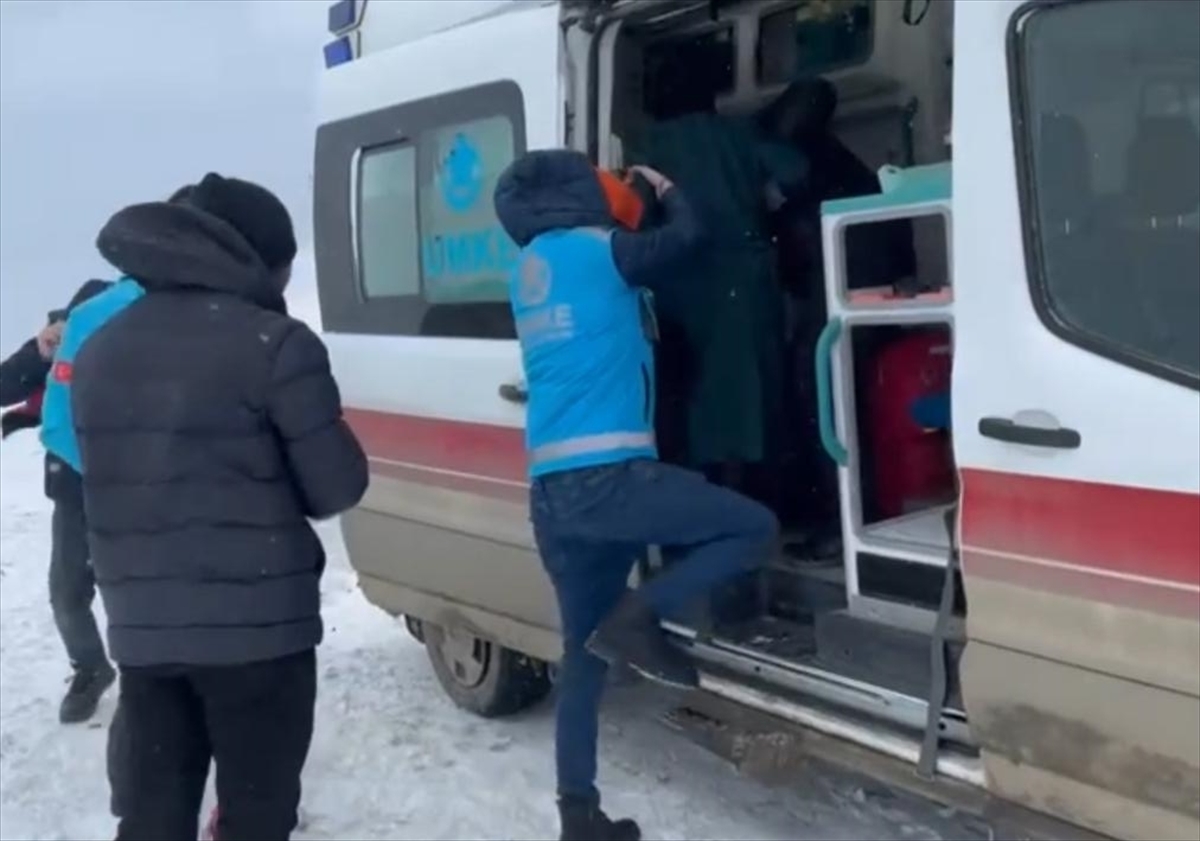Iğdır'da yolu kardan kapanan köyde rahatsızlanan hamile kadın hastaneye ulaştırıldı