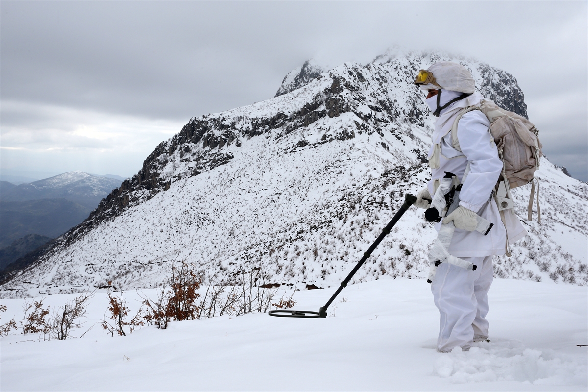 JÖH birlikleri, 2 metre karda kış operasyonlarını sürdürüyor