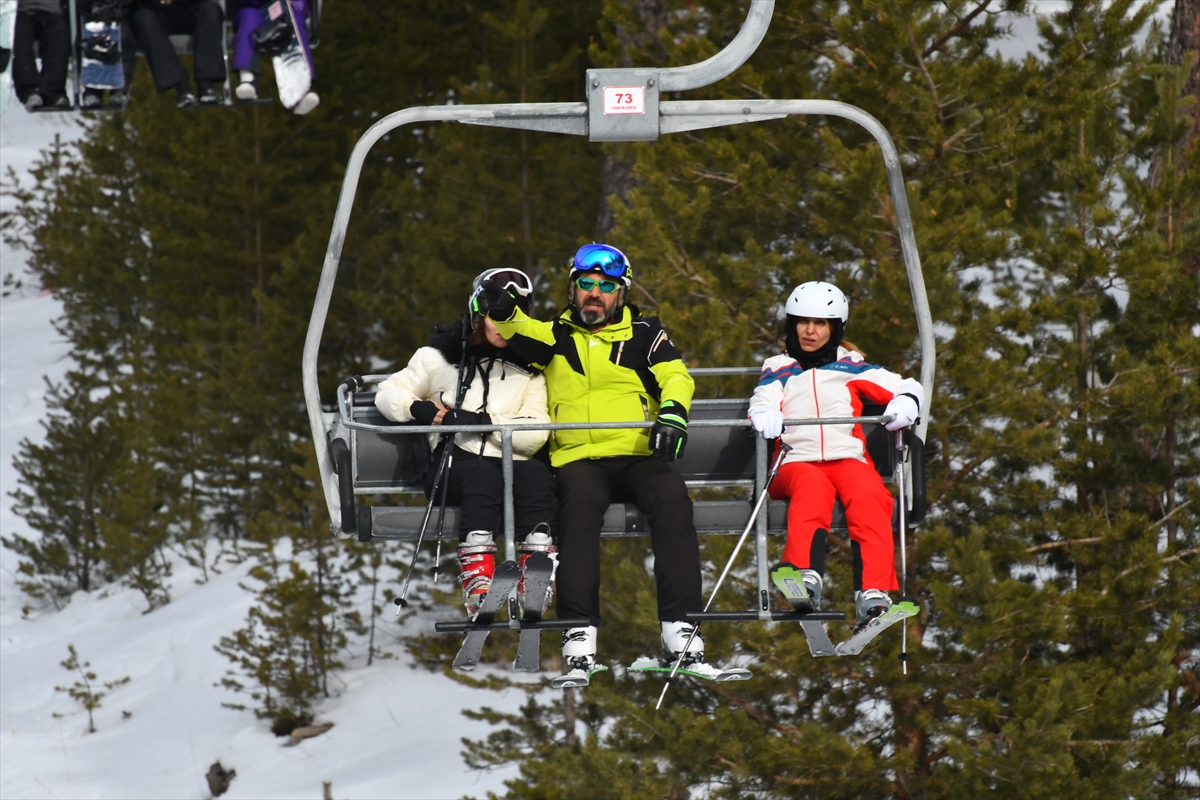 Kar kalınlığının 154 santimetre ölçüldüğü Sarıkamış Kayak Merkezi’ndeki turizmciler mutlu