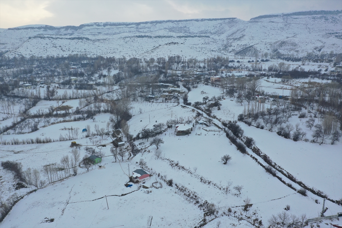 Kar yağışıyla beyaza bürünen Iğdır'ın dağ köylerinde kış çetin geçiyor