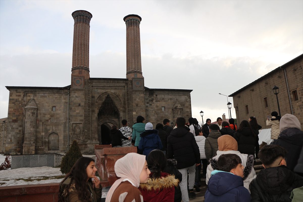 Karlıova'da deneme sınavında dereceye giren öğrenciler Erzurum gezisi ile ödüllendirildi
