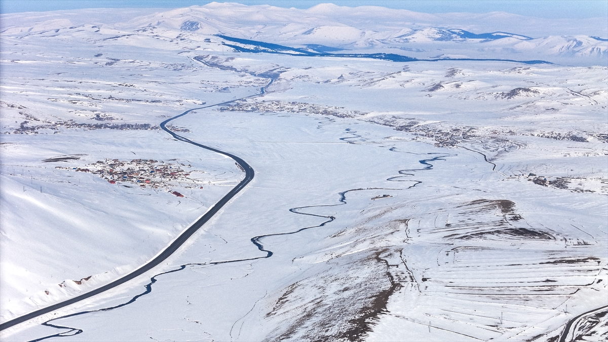 Kars-Ardahan sınırındaki menderesler her mevsim farklı güzelliğe bürünüyor