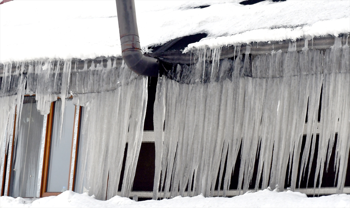 Kars'ta buz sarkıtları kırılıyor, biriken kar kütleleri kamyonlarla taşınıyor