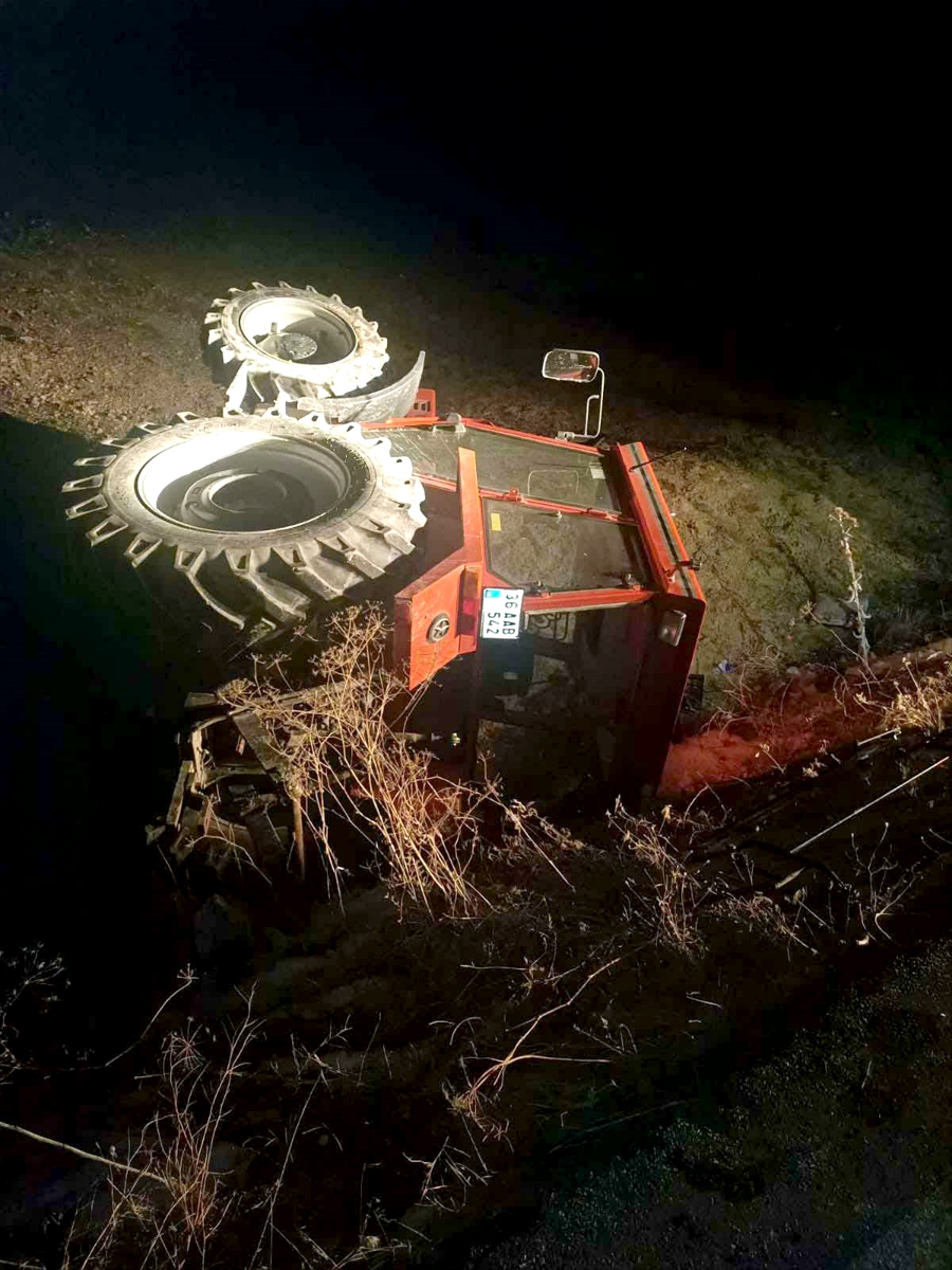 Kars'ta devrilen traktörün altında kalan sürücü öldü