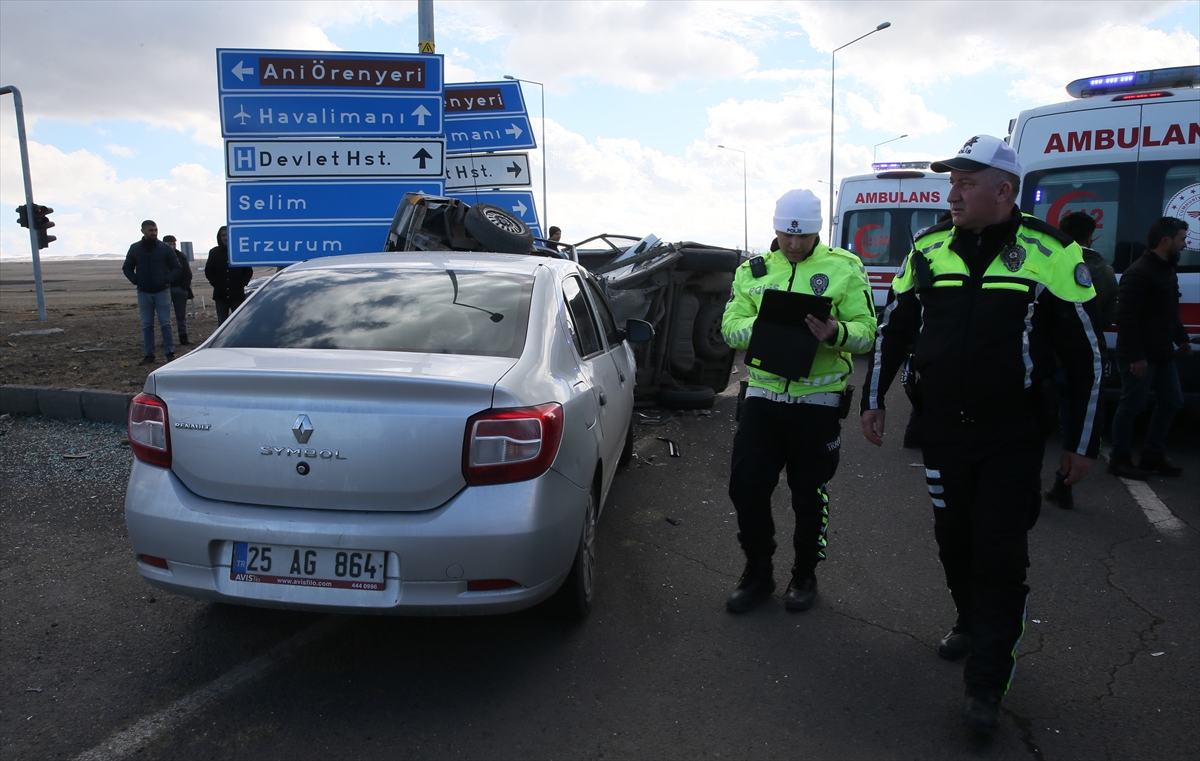 Kars'ta iki otomobilin karıştığı kazada 4 kişi yaralandı