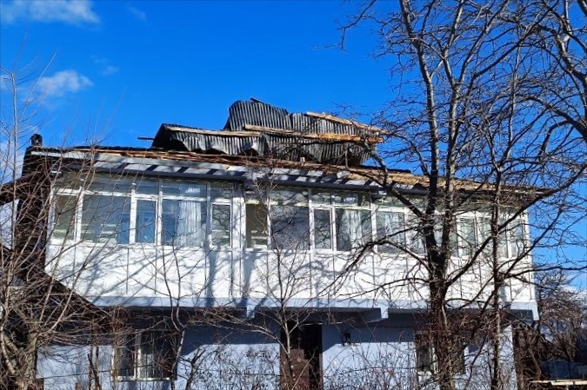 Kars’ta şiddetli rüzgar nedeniyle çatılar zarar gördü