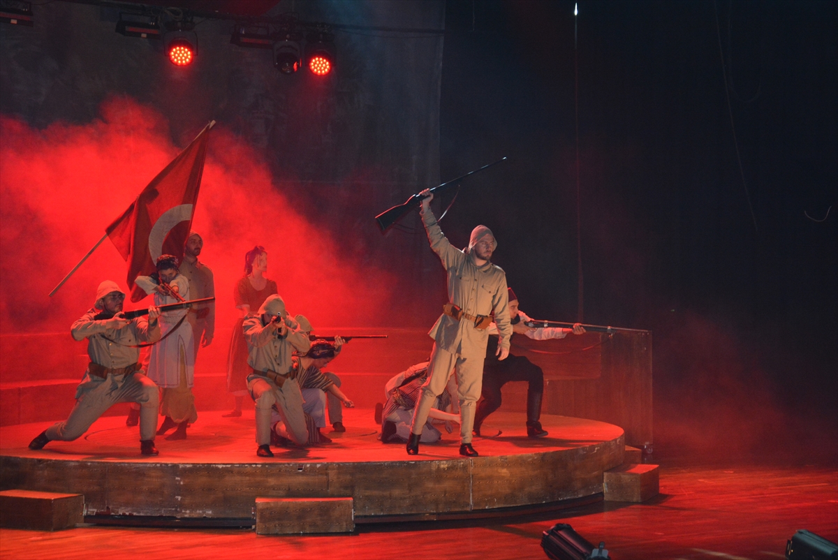 Malatya'da “Cumhuriyet'e Doğru” adlı tiyatro oyunu sahnelendi