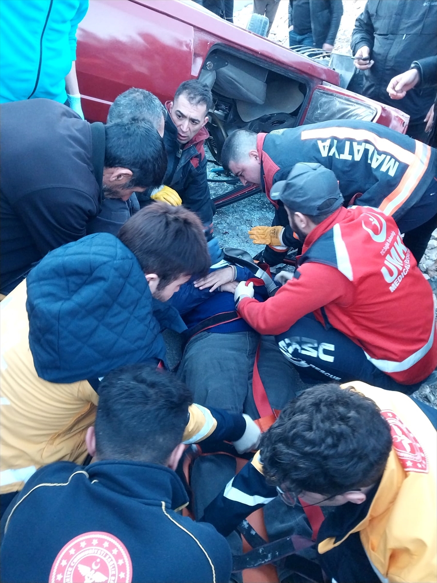 Malatya'da devrilen otomobildeki 4 kişi yaralandı