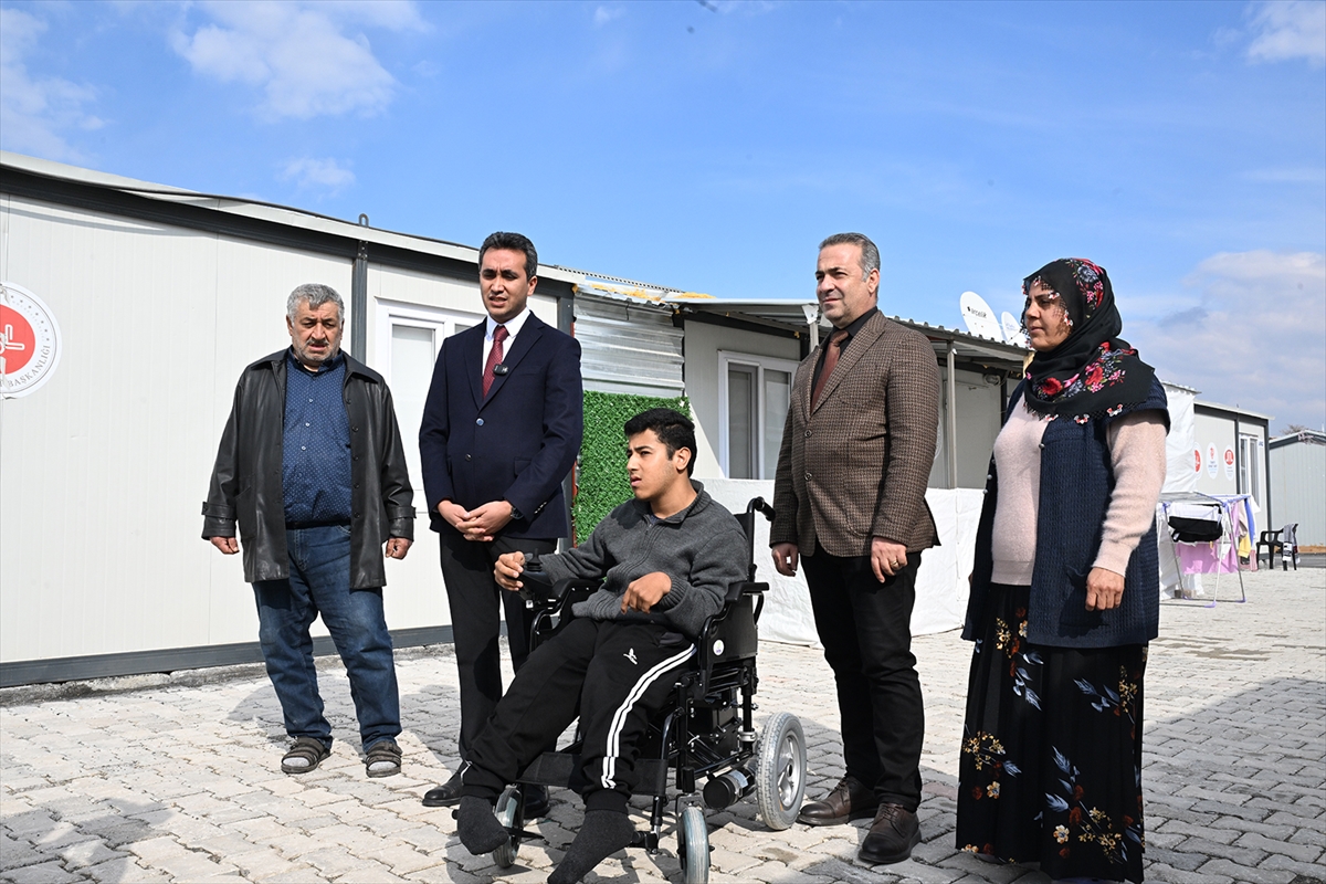 Malatya’da engelli depremzedeye tekerlekli sandalye desteği