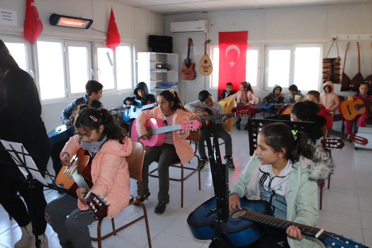 Malatya'da gençlik merkezinden depremzede çocuklara moral desteği