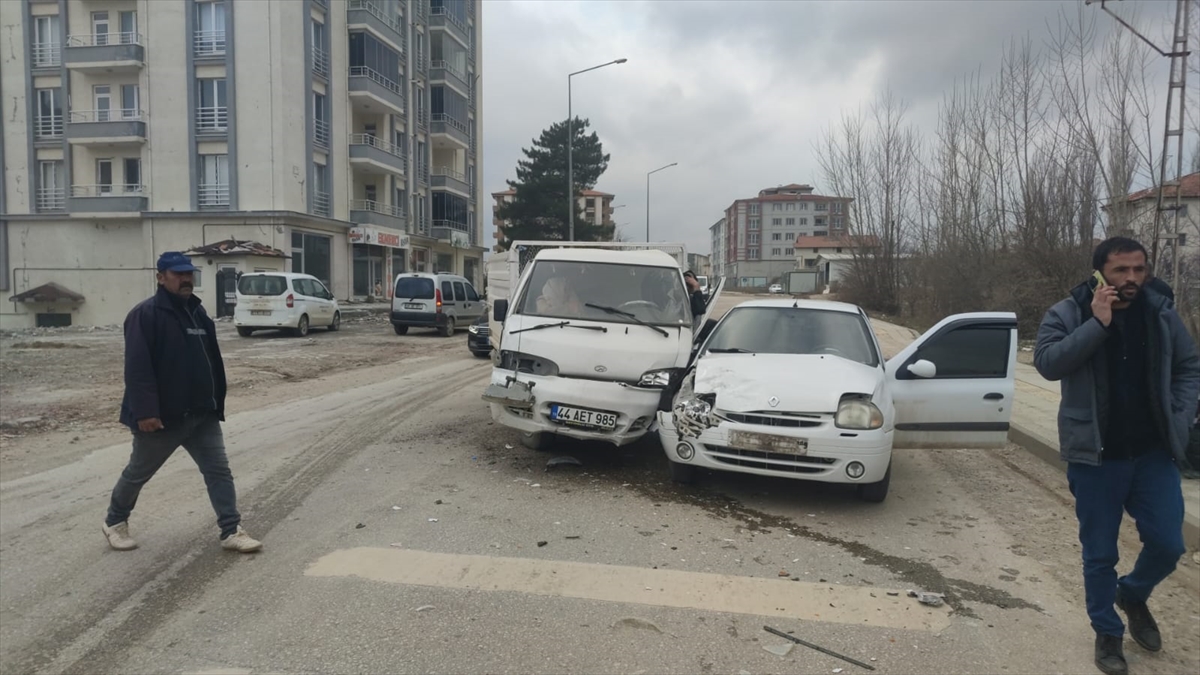 Malatya’da kamyonetle otomobilin çarpıştığı kazada 2 kişi yaralandı