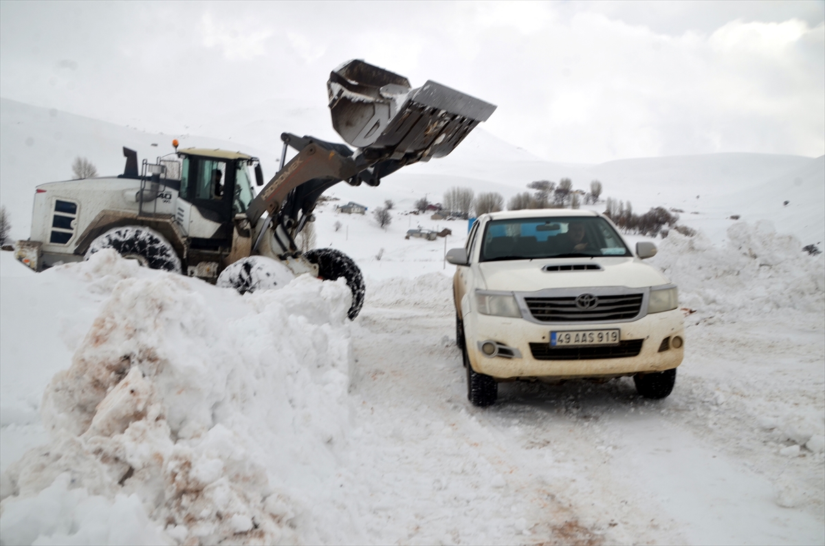 Muş'ta kapalı yollar ekiplerin çalışmasıyla açıldı