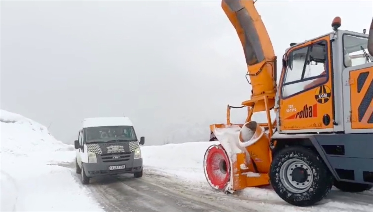 Muş'ta kar nedeniyle araçlarıyla yolda kalanlar kurtarıldı