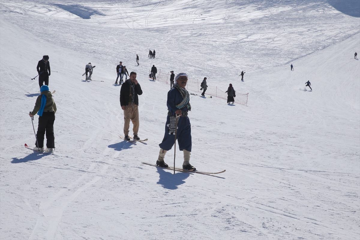 Şemdinlili gençler yöresel kıyafetleri ve tahta kayak takımlarıyla kar festivaline katıldı