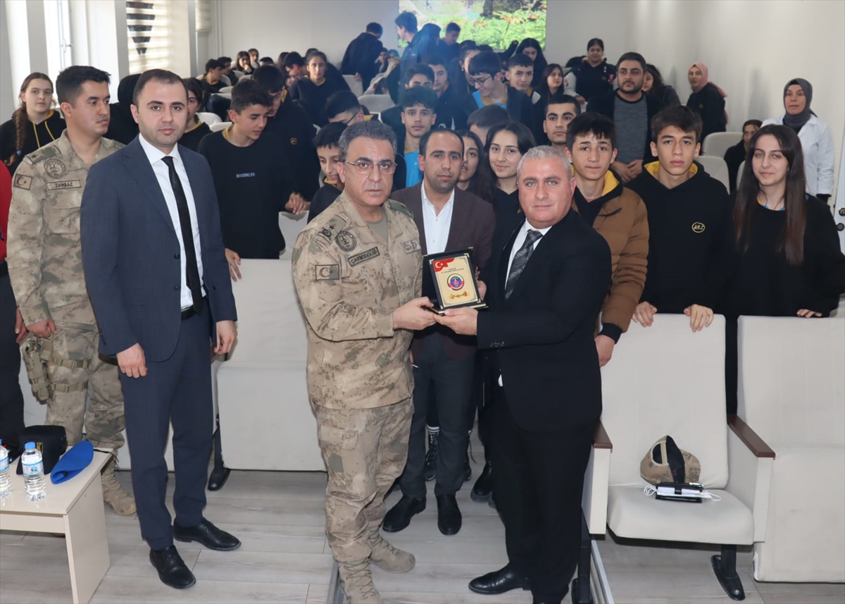 Tuğgeneral Çarıkcıoğlu, Hakkari Fen Lisesi'nde öğrencilerle bir araya geldi