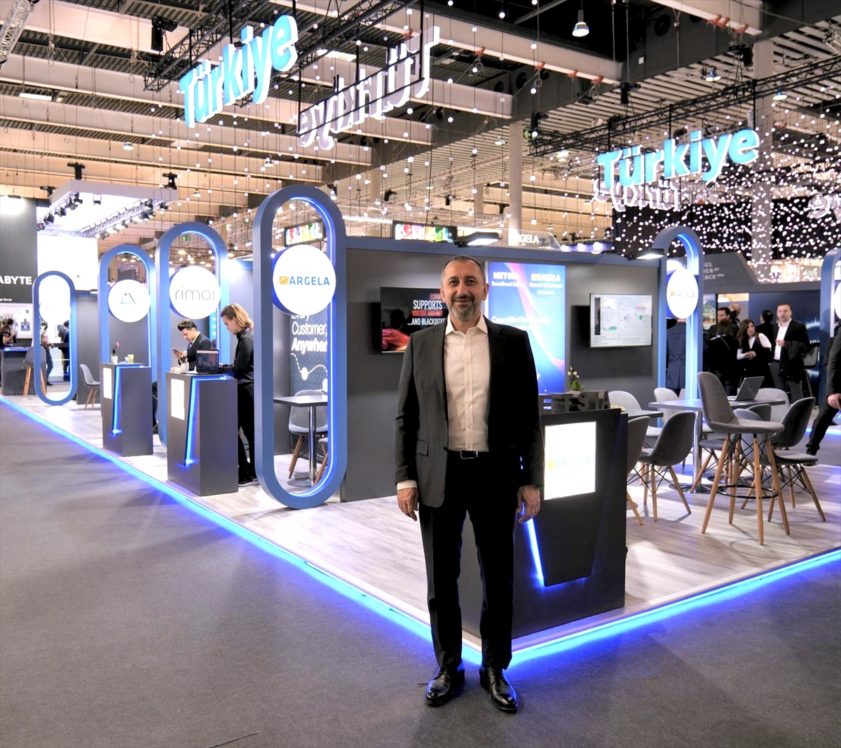 Türk Telekom CEO'su Önal, Mobil Dünya Kongresi'nde basın mensupları ile buluştu: