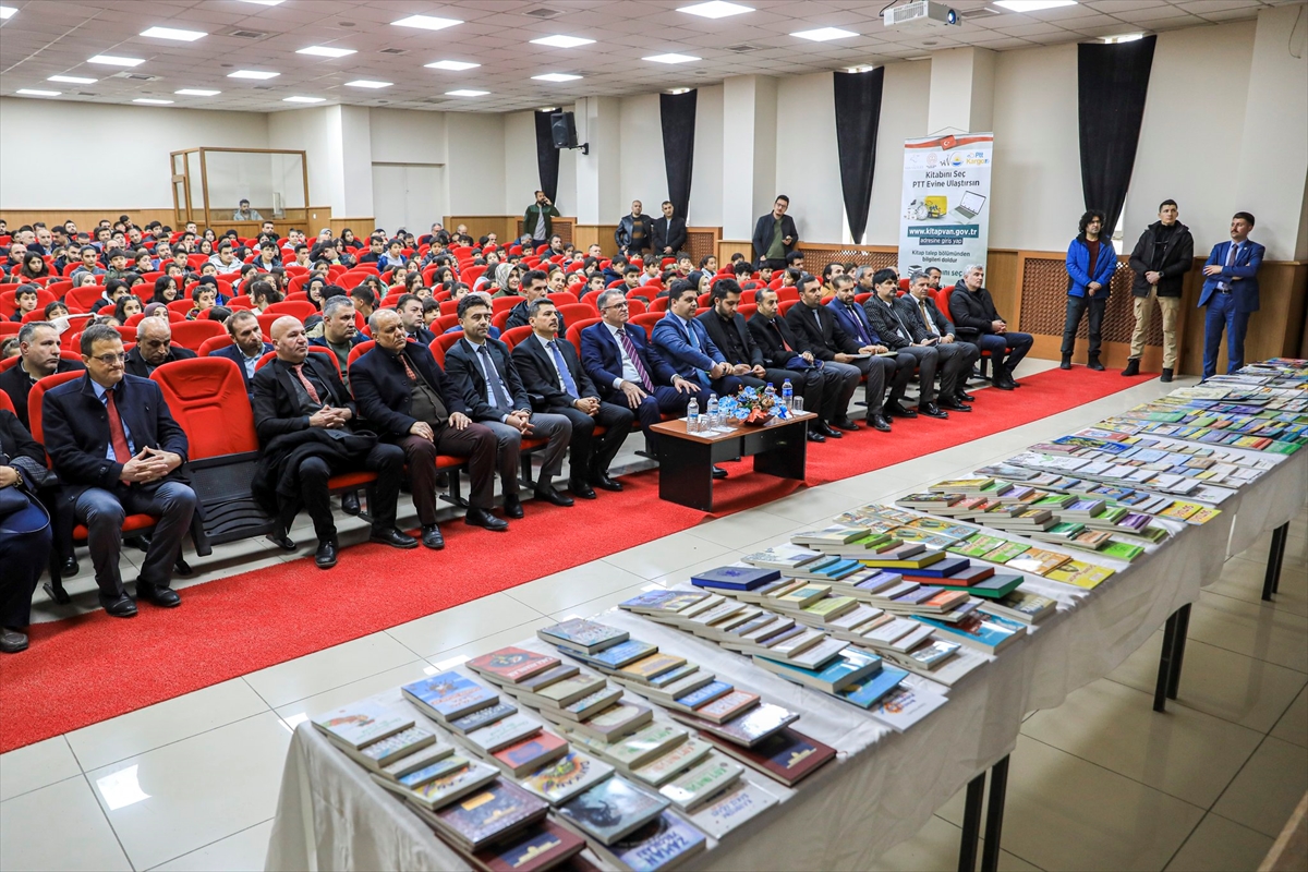 Van Valisi Ozan Balcı, kitap dağıtım törenine katıldı
