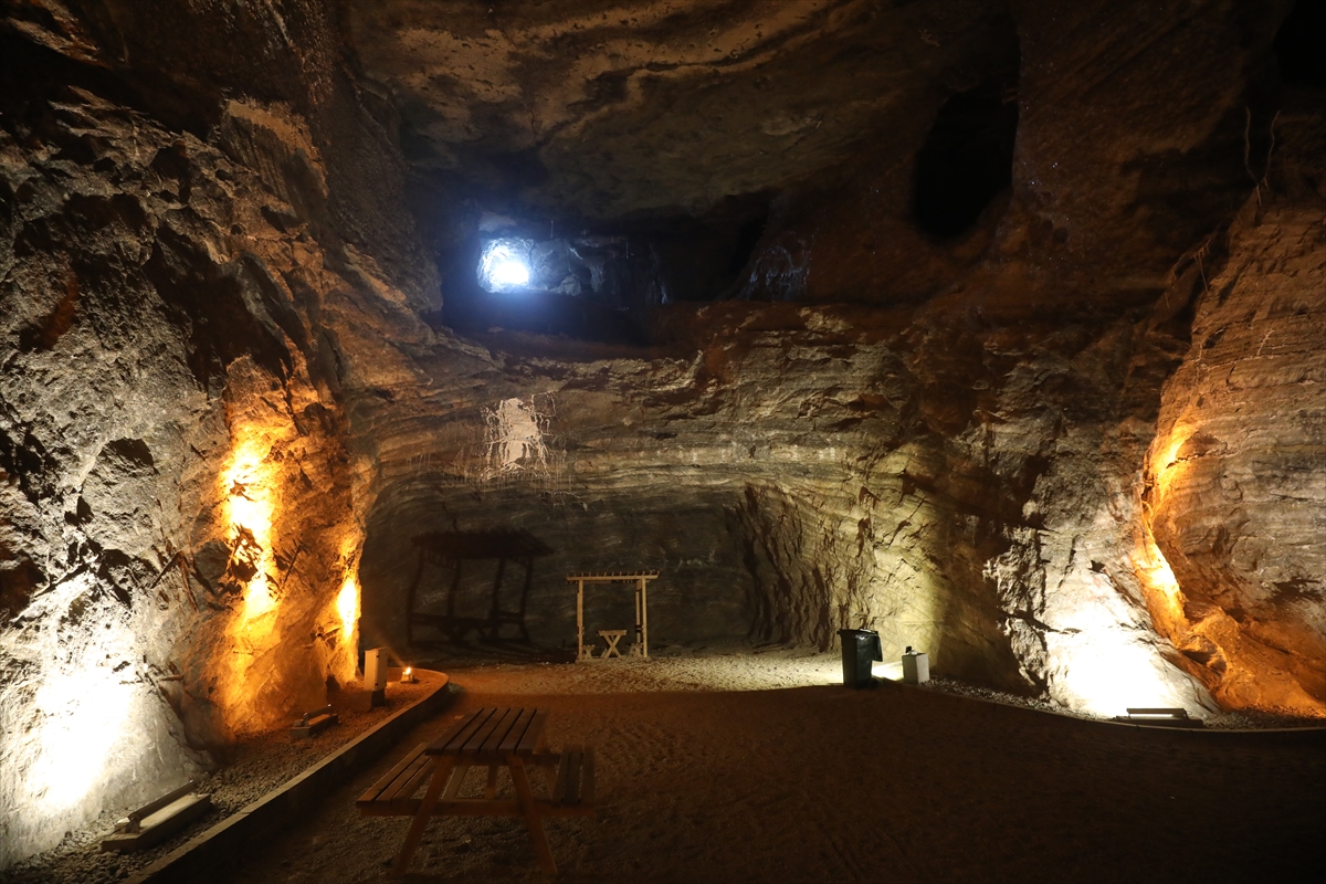 Yer altındaki tuz mağaraları, kışın da turistlerin ziyaret rotasında oluyor